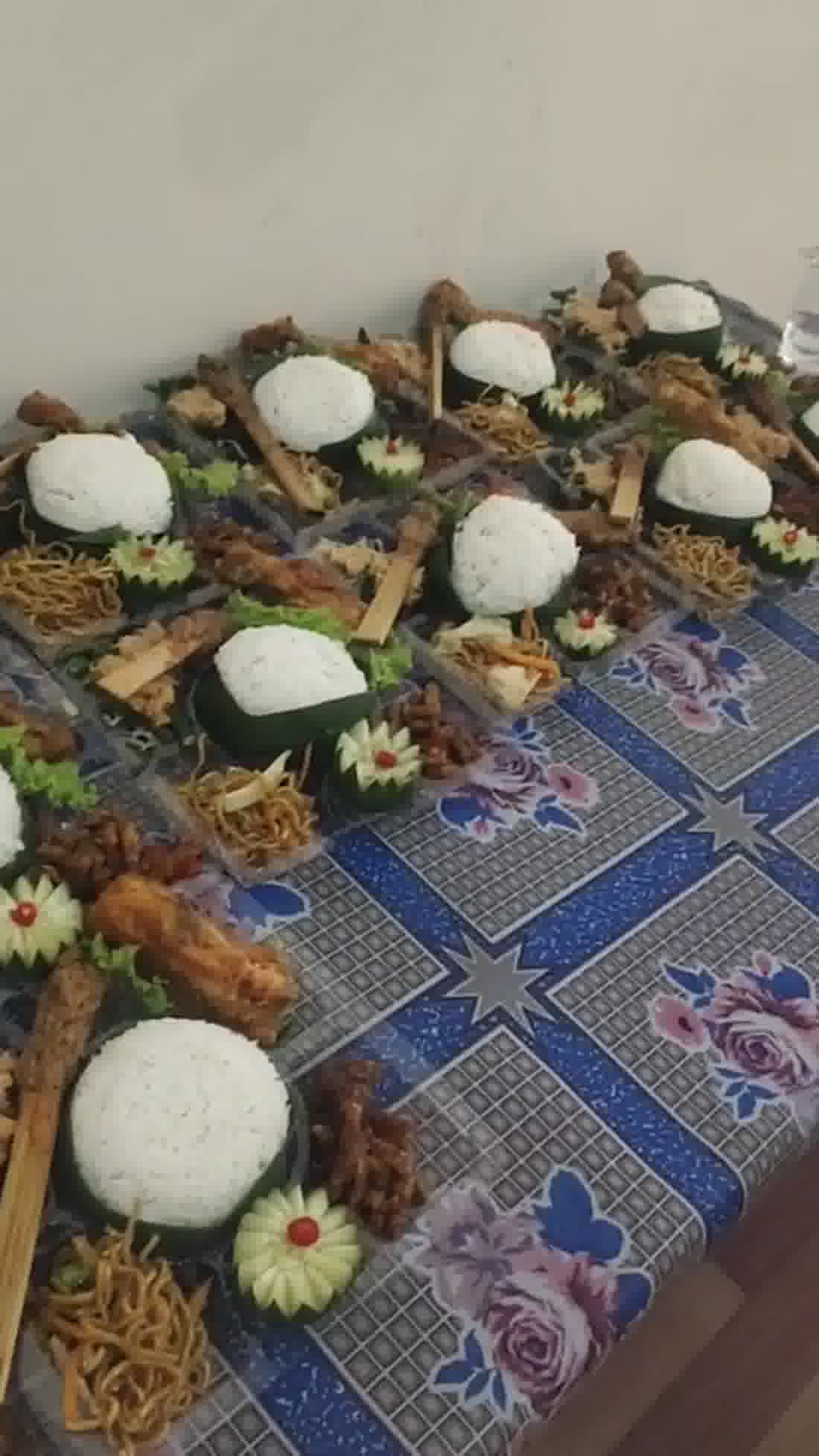 Sepiring nasi pecel Madiun dengan aneka lauk rumahan di Kedai Laris Bali