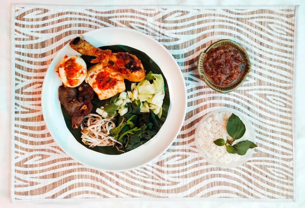 Aneka lauk, nasi, sayuran, dan sambal dalam sajian rumahan